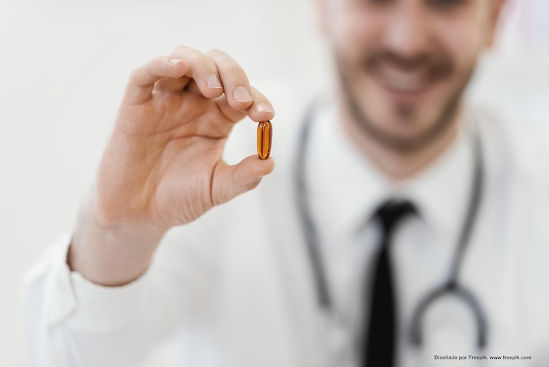 medico de primer plano con pildora
